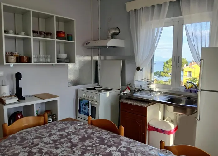 Helen\'S Seaside Apartment